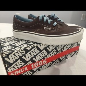 Era Vans, size 5.5 in men and 7 for women.